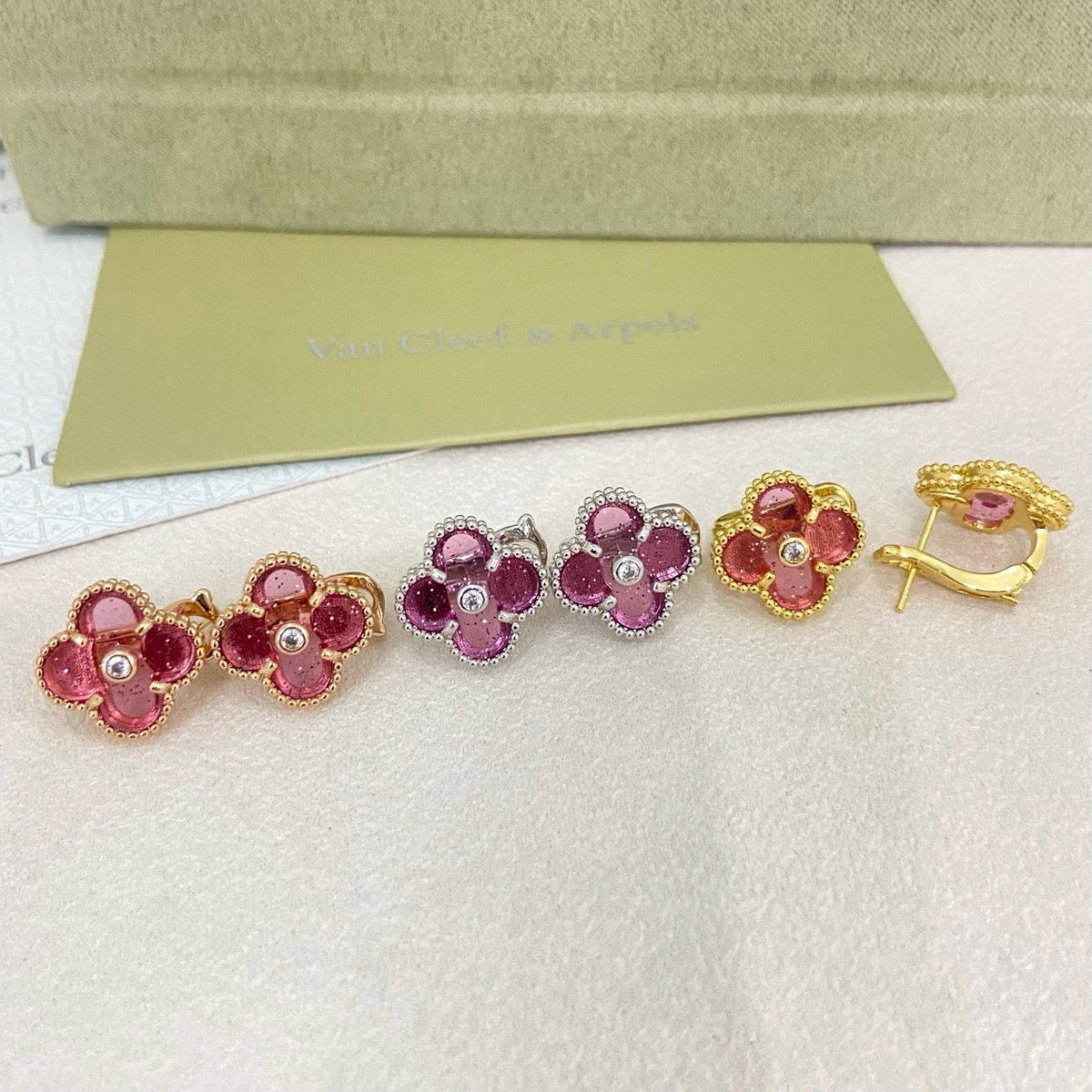 [⭐Glow Muse]2026 NEW  CLOVER 1 MOTIFPINK ENAMEL STUD EARRINGS WITH DIAMONDS2