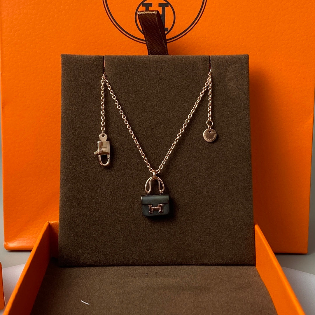 [Glow Muse]CONSTANCE BLACK PEDANT PINK GOLD NECKLACE