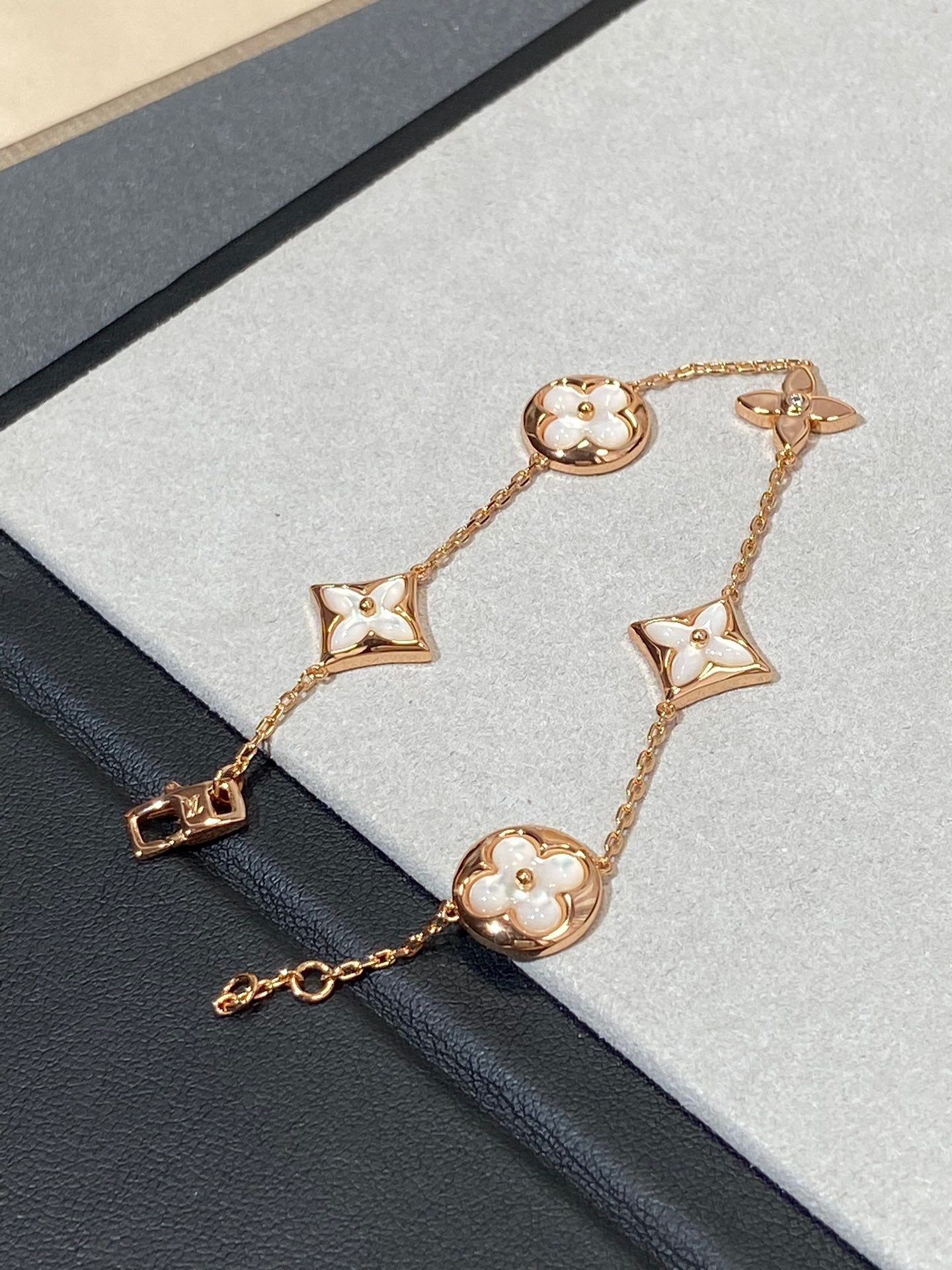 [Glow Muse]STAR AND SUN 5 MOTIF MOP PINK GOLD BRACELET