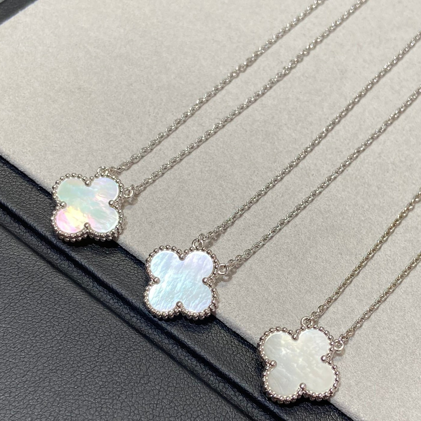 [Glow Muse]CLOVER MEDIUM SILVER WHITE MOP NECKLACE