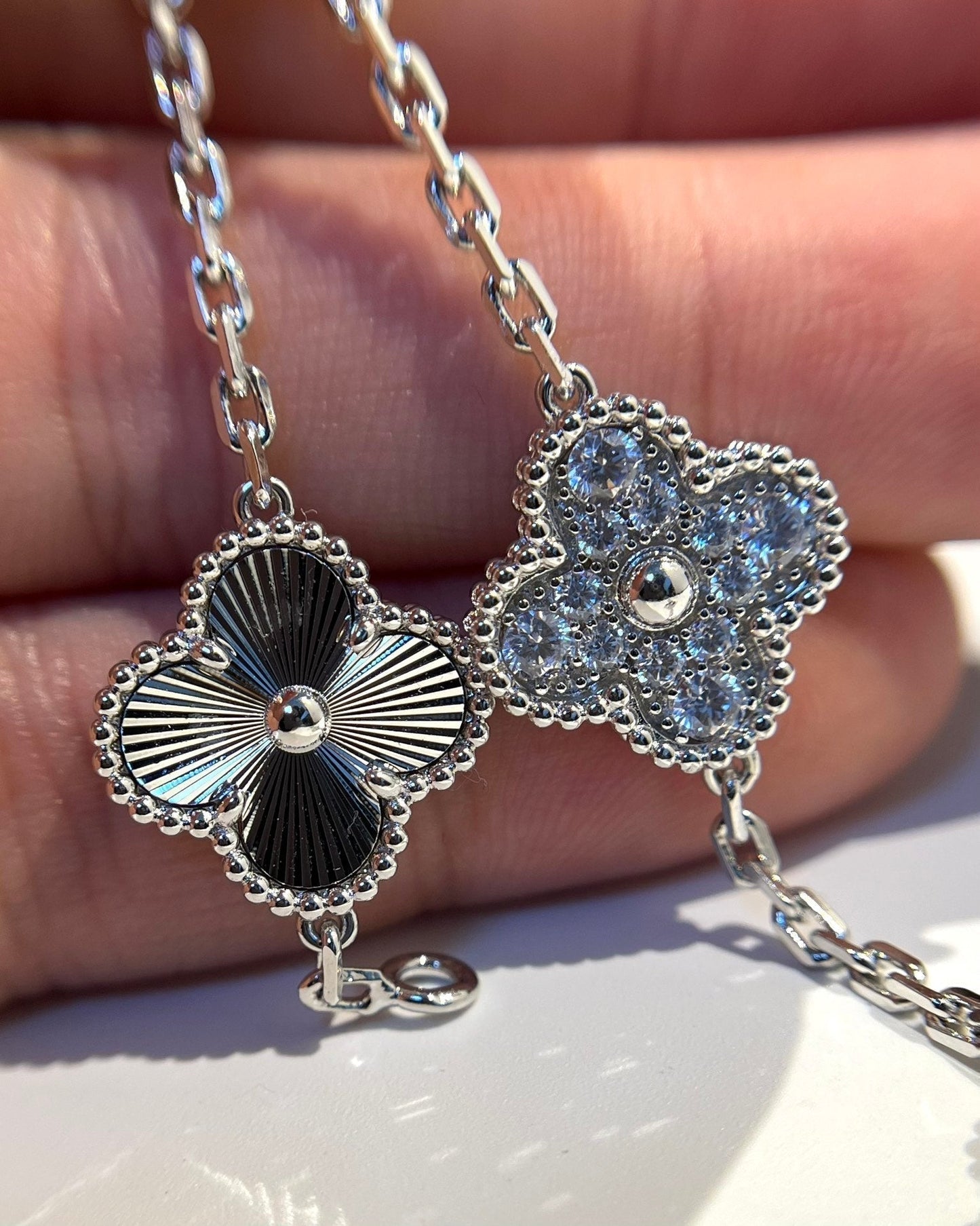 [⭐Glow Muse] CLOVER 5 MOTIF LASER BRACELET COLLECTION