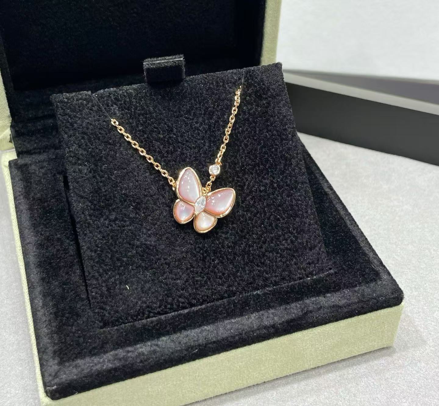 [⭐Glow Muse]BUTTERFLY PINK MOTHER-OF-PEARL DIAMOND NECKLACE