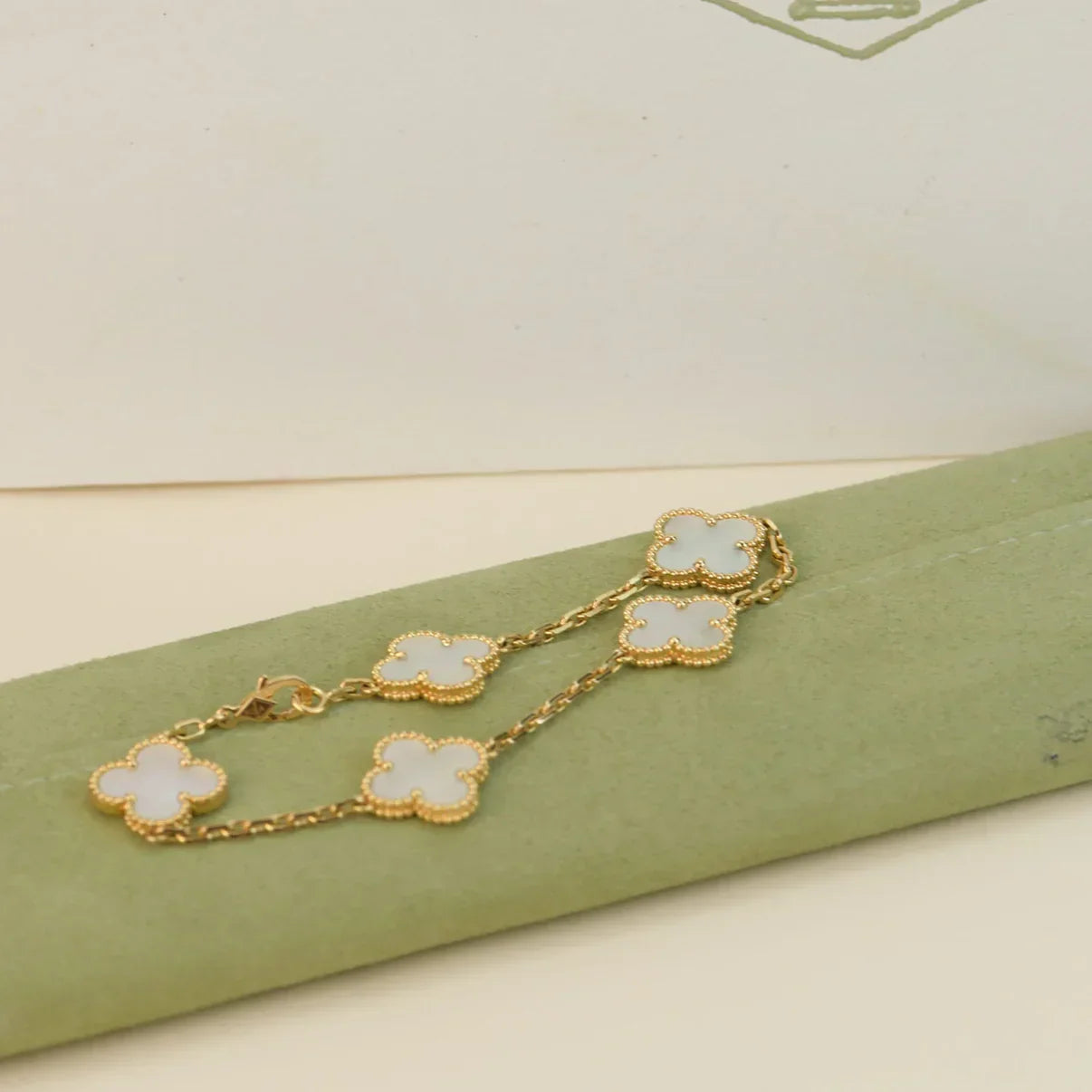 [⭐Glow Muse]CLOVER WHITE PEARL MOP 5 MOTIF BRACELET COLLECTION