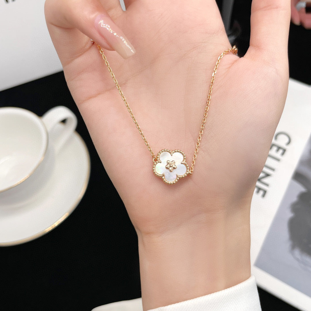 [Glow Muse]LUCKY WHITE MOP PLUM BLOSSOM  BRACELET