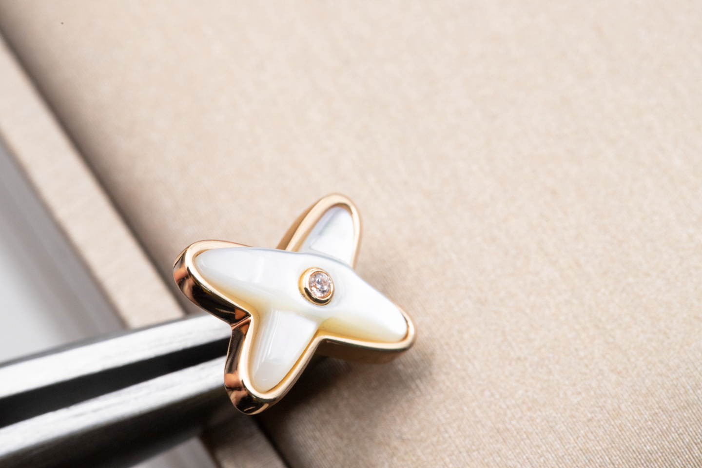 [Glow Muse]JEUX DE WHITE MOP ROSE GOLD DIAMOND EARRINGS