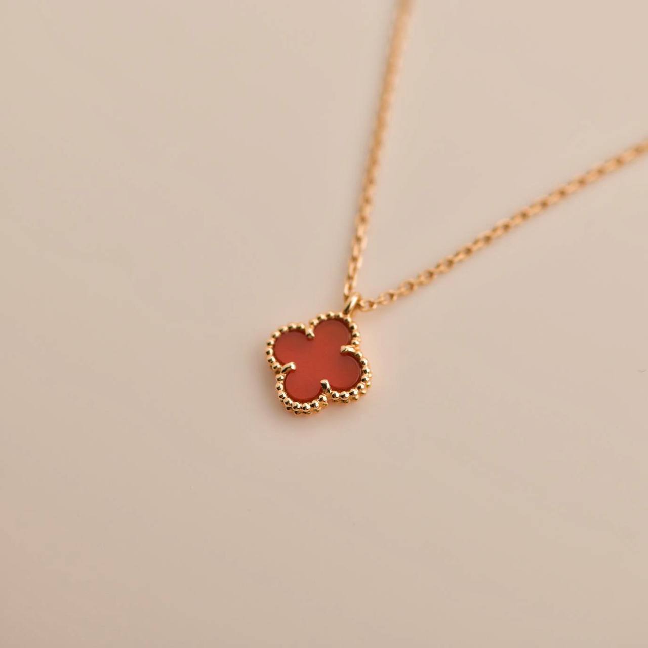 [Glow Muse]CLOVER MINI 9.5MM WHITE CARNELIANS NECKLACE