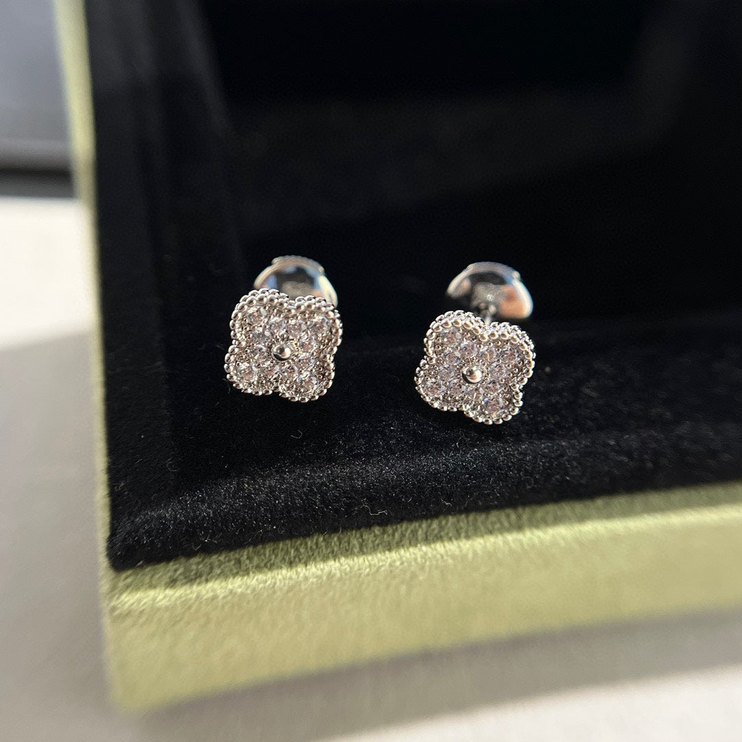 [Glow Muse]CLOVER MINI DIAMOND STUD EARRINGS