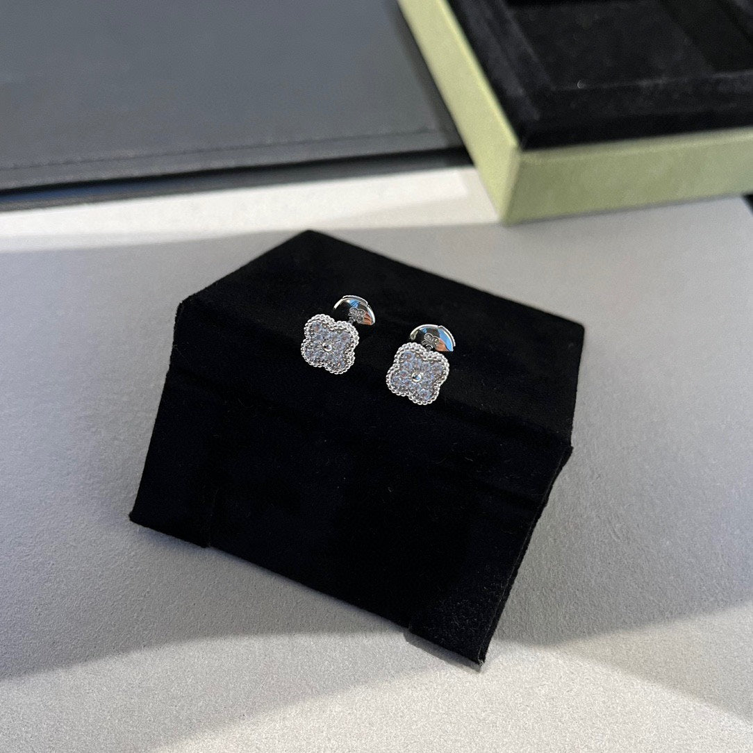 [Glow Muse]CLOVER MINI DIAMOND STUD EARRINGS
