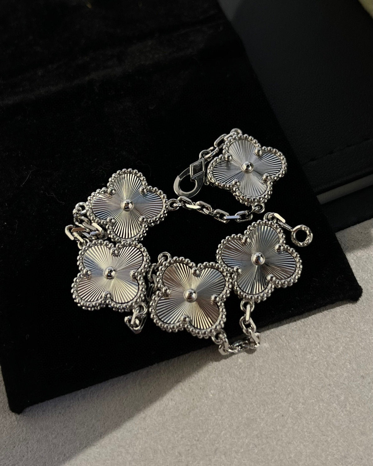 [Glow Muse] CLOVER 5 MOTIF LASER BRACELET COLLECTION