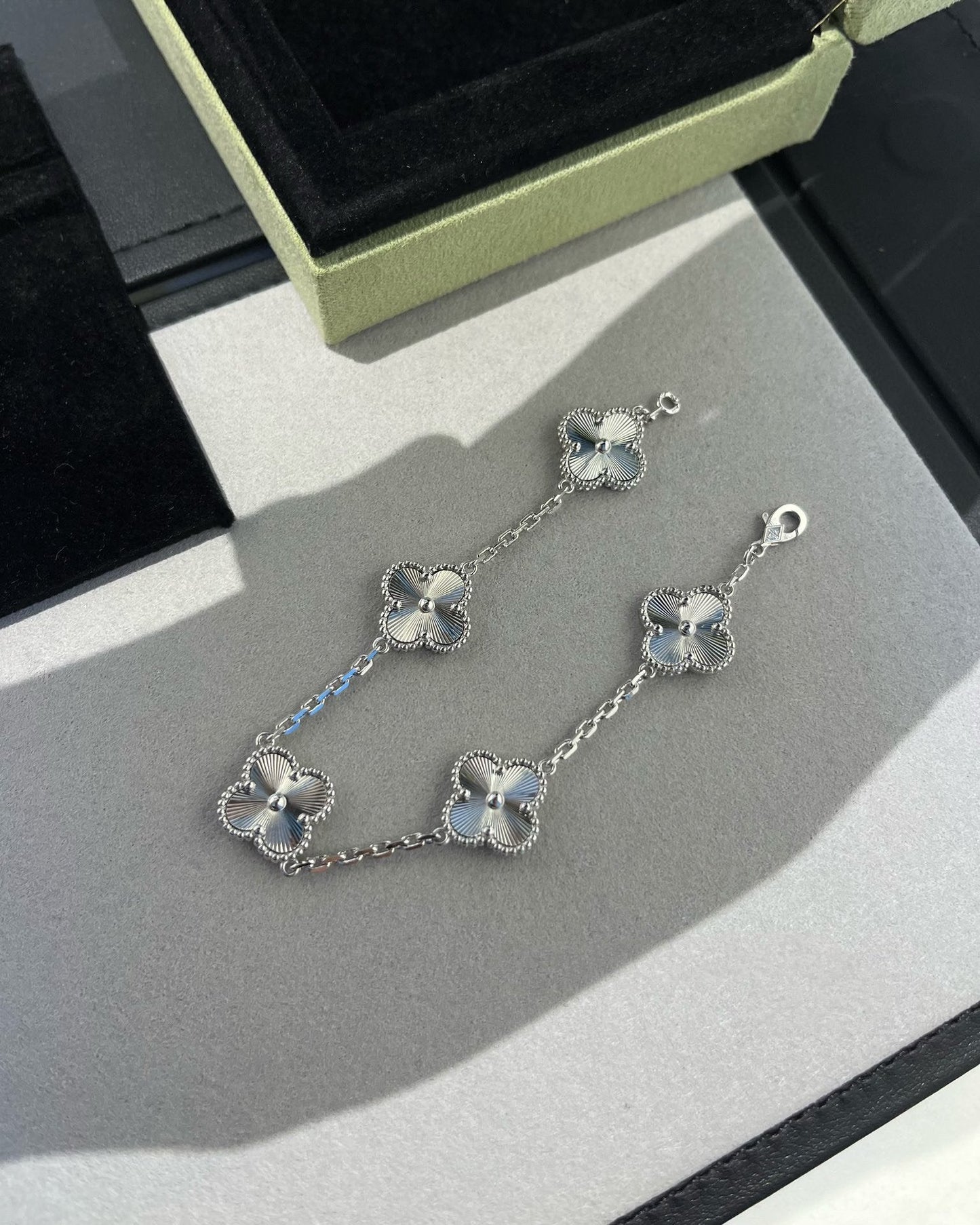 [⭐Glow Muse] CLOVER 5 MOTIF LASER BRACELET COLLECTION